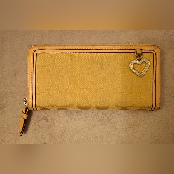 Coach Accordion Zip Wallet with Dangling Heart Charm in Signature Jacquard. - Picture 6 of 12
